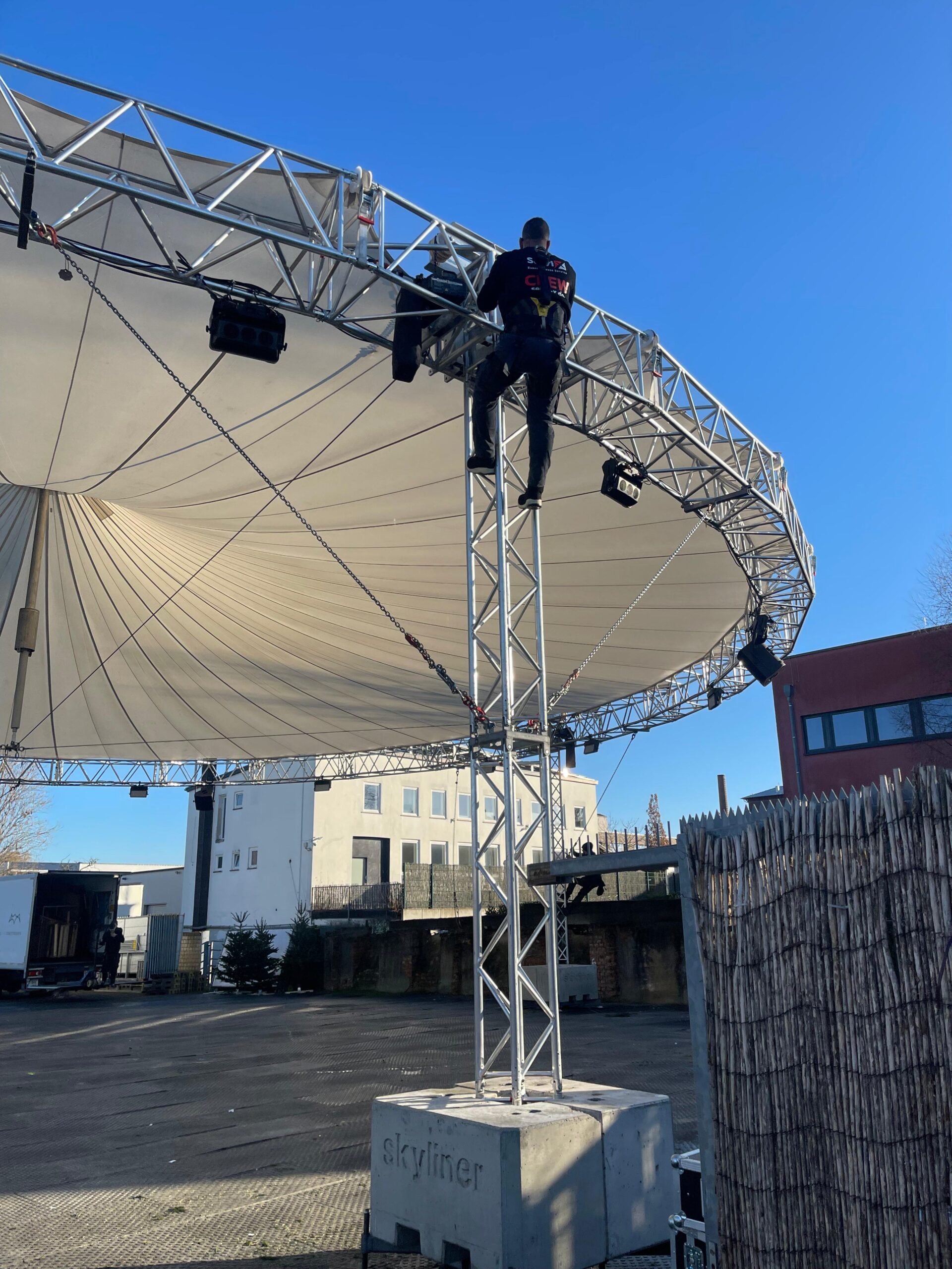 Zwei Arbeiter sind an einer Skyliner-Bühne tätig - Servix