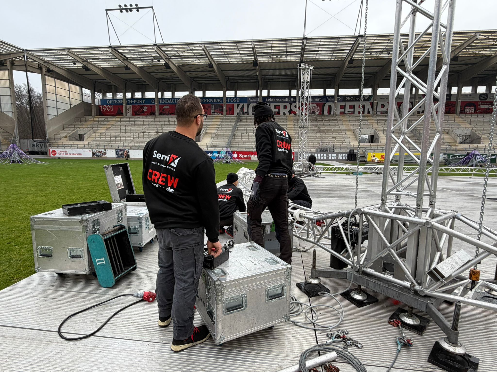 Crew baut Bühne in Offenbach Stadion auf- Servix